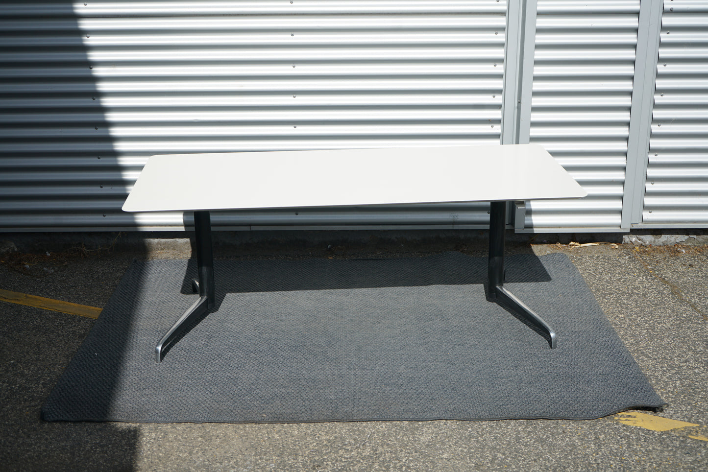 Holmris Genese hæve-sænkebord 180x80 frontvisning – stilrent skrivebord i hvid og sort