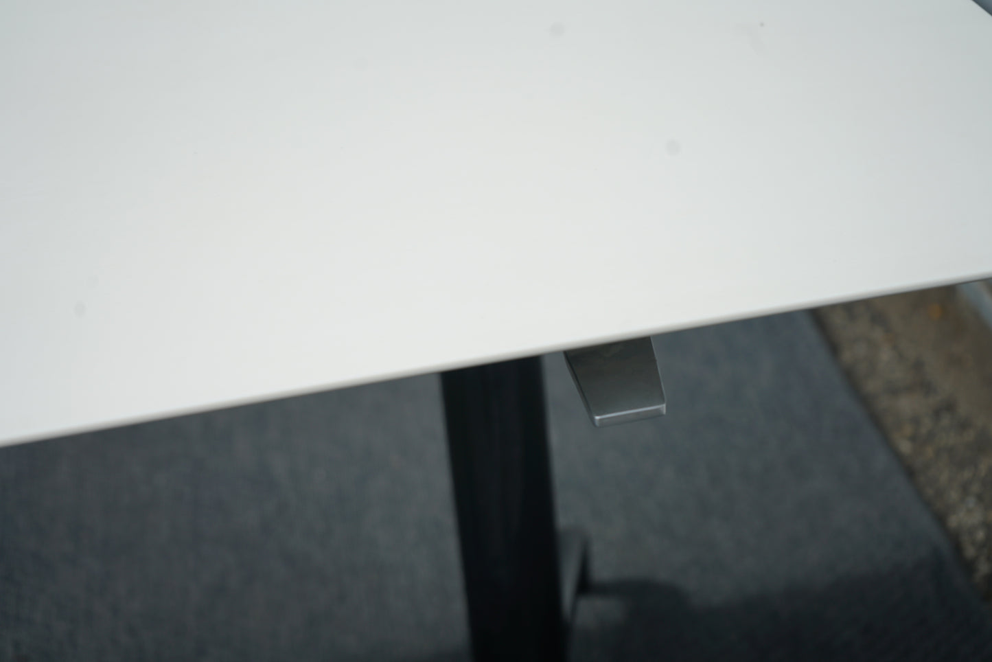 Nærbillede af betjeningsknap til Holmris Genese hæve-sænkebord 180x80