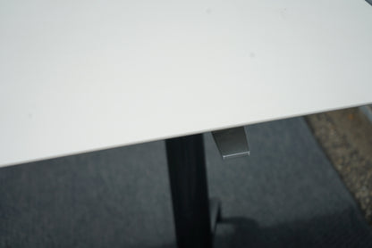 Nærbillede af betjeningsknap til Holmris Genese hæve-sænkebord 180x80