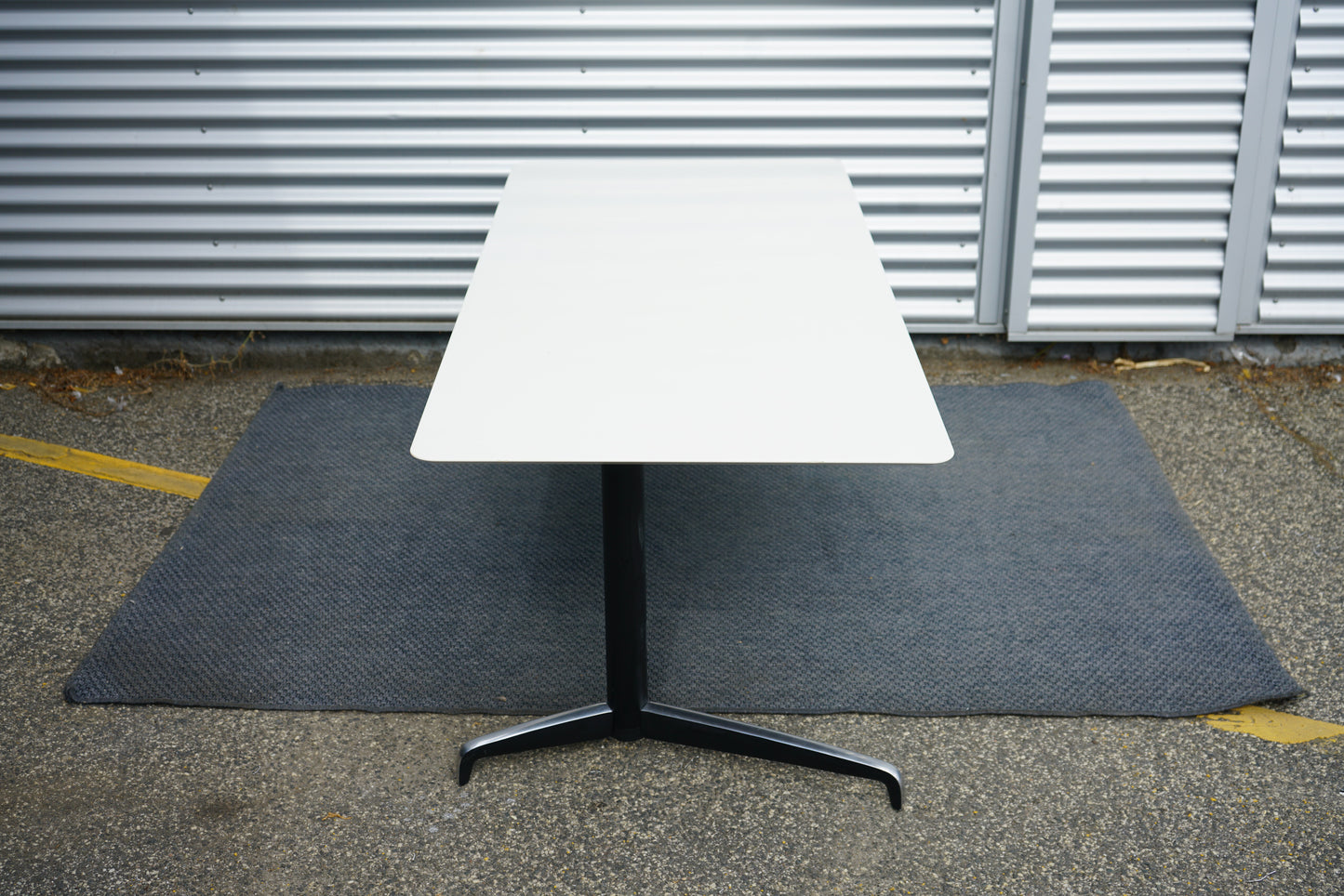 Holmris Genese hæve-sænkebord 180x80 set fra siden med robust sort stel