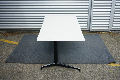 Holmris Genese hæve-sænkebord 180x80 set fra siden med robust sort stel