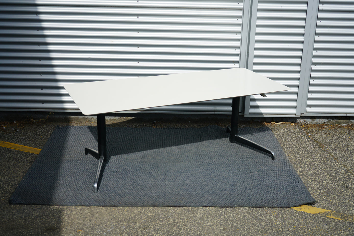 Holmris Genese hæve-sænkebord 180x80 set fra skrå vinkel med hvid bordplade og sort stel