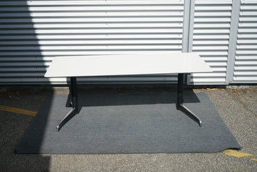 Holmris Genese hæve-sænkebord 180x90 frontvisning – stilrent skrivebord i hvid og sort