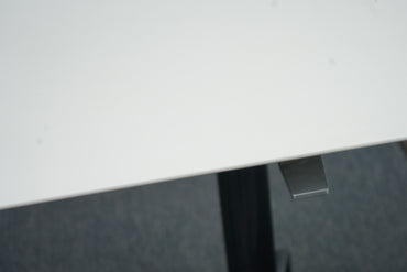 Nærbillede af betjeningsknap til Holmris Genese hæve-sænkebord 180x90