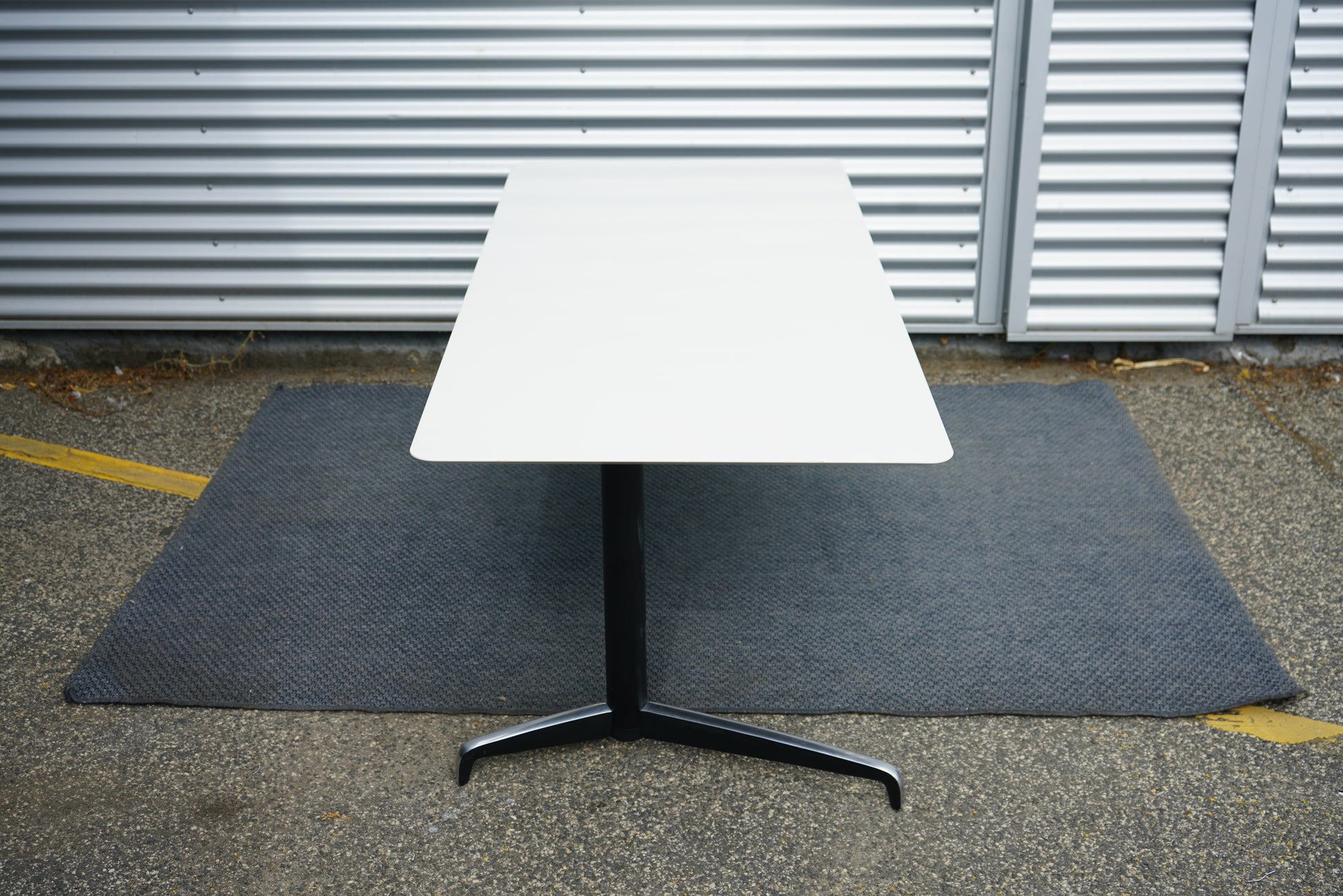 Holmris Genese hæve-sænkebord 180x90 set fra siden med robust sort stel