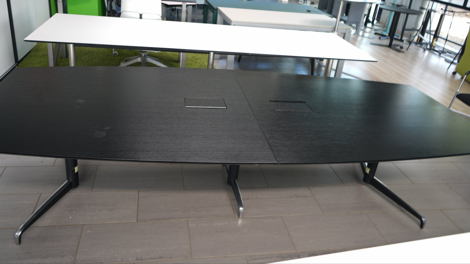 Holmris Genese konferencebord sort 300x130 cm – frontbillede af mødebord med kabelgennemføring og krom stel