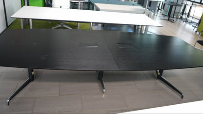 Holmris Genese konferencebord sort 300x130 cm – frontbillede af mødebord med kabelgennemføring og krom stel