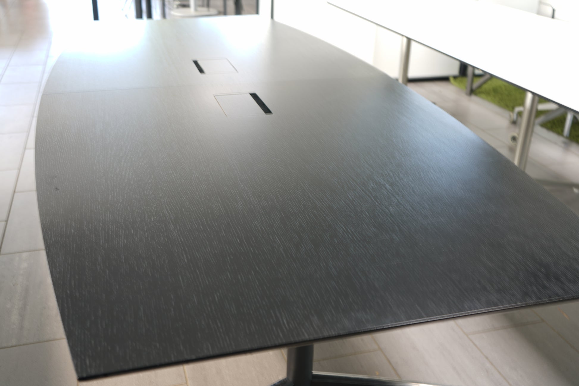 Holmris Genese mødebord i sort med krom stel set fra siden – elegant konferencebord 300x130 cm