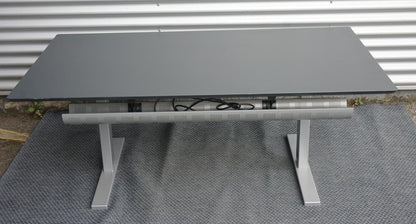 Frontbillede af Holmris hæve-sænkebord 160x90 i antracitgrå med elektrisk justerbart stel og kabelbakke.