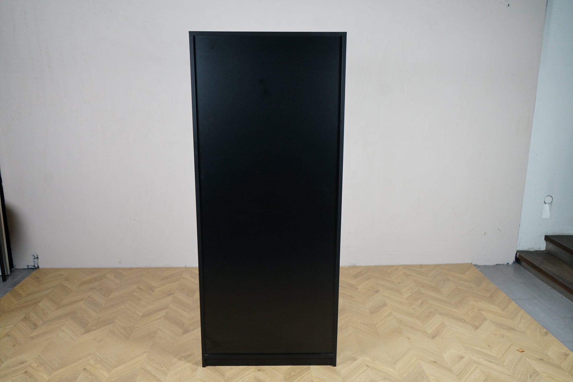 Holmris højt skab i sort – bagsidevisning af kontorskab, mål 78x35x186 cm