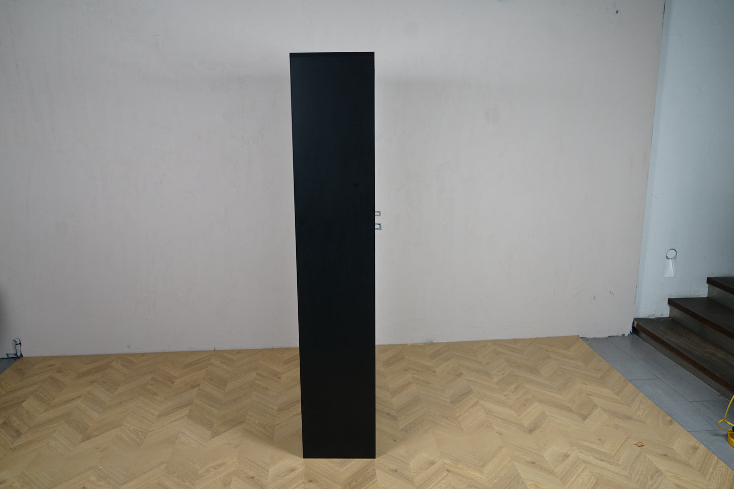 Holmris højt skab i sort set fra siden – slankt kontorskab 78x35x186 cm
