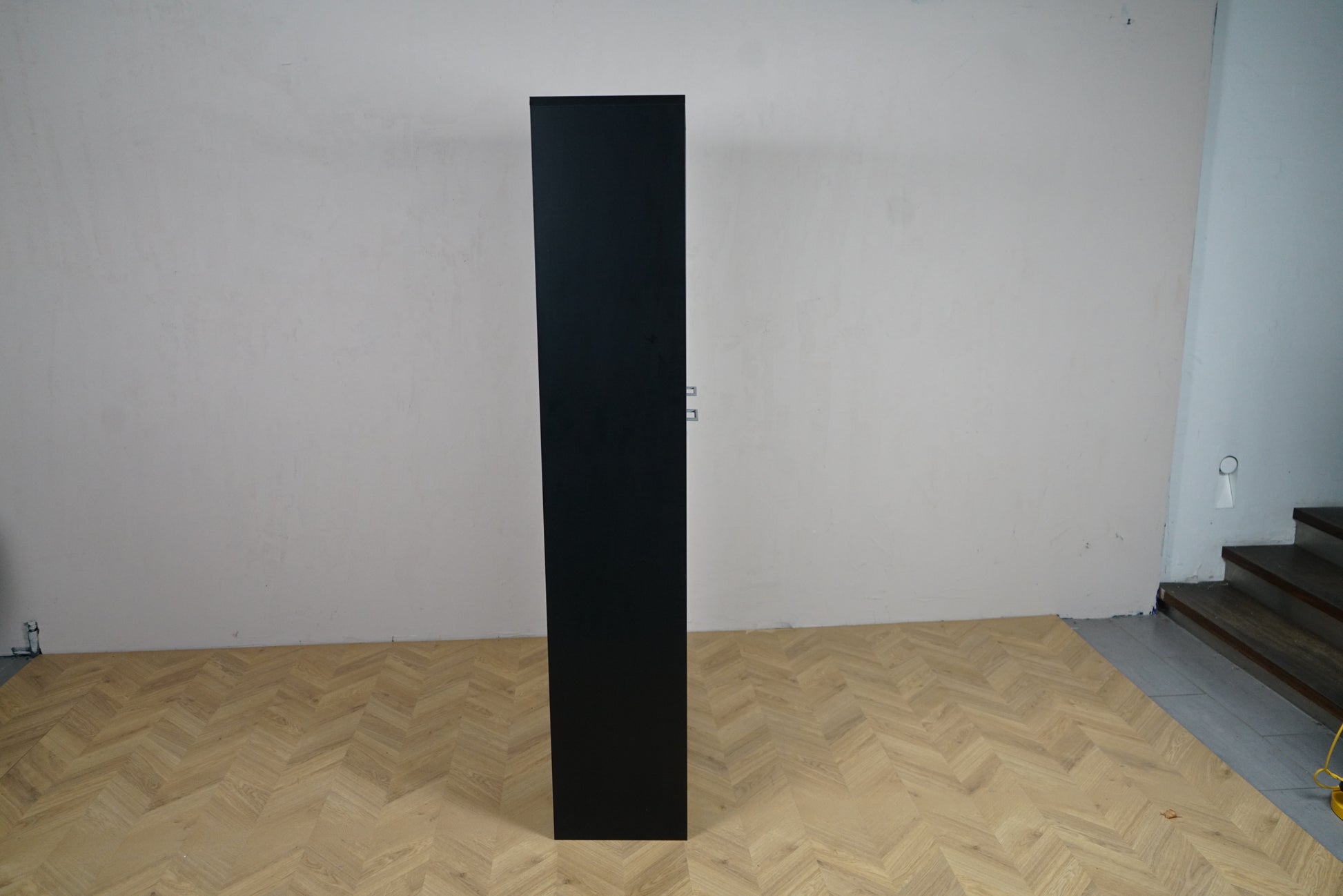 Holmris højt skab i sort set fra siden – slankt kontorskab 78x35x186 cm