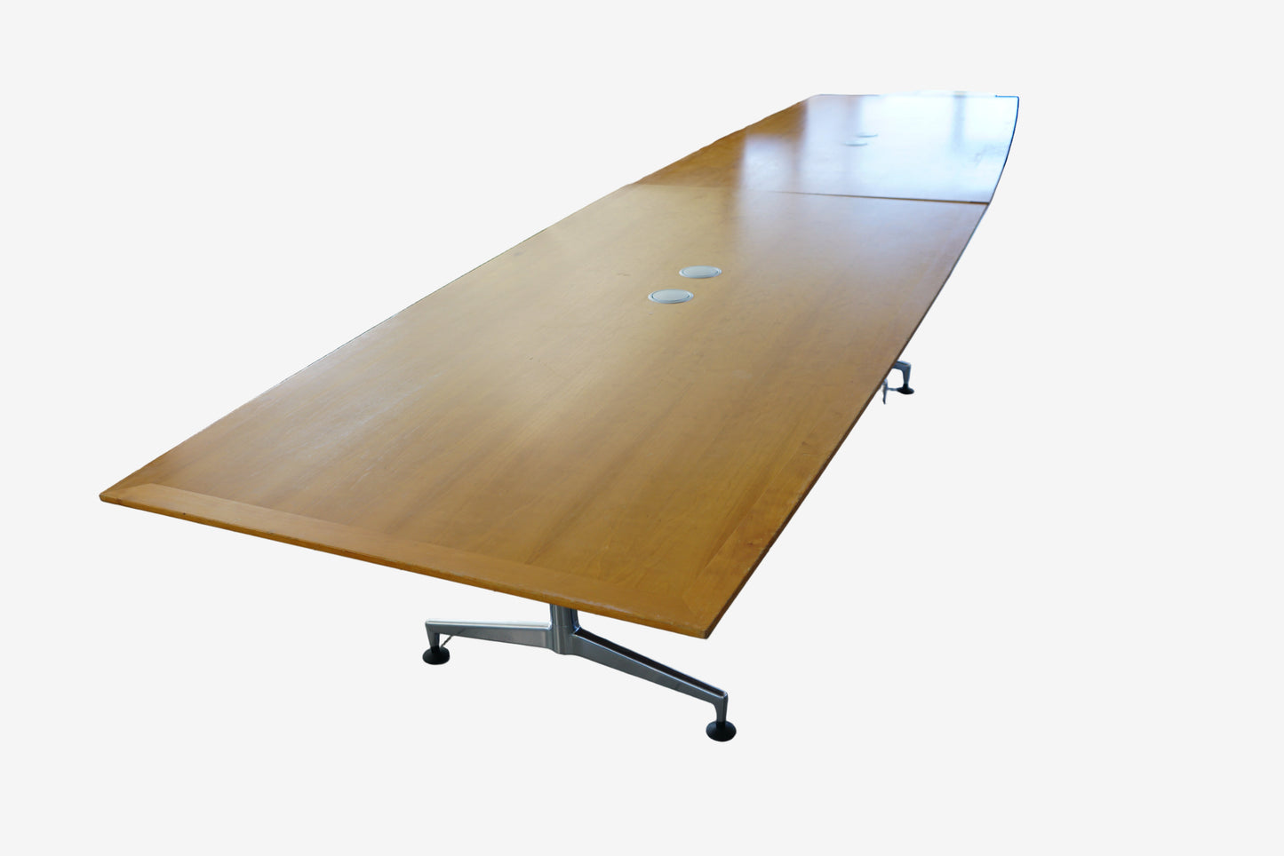 Holmris konferencebord i træ 500x125 cm set forfra med krom stel og elegant design