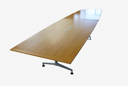 Holmris konferencebord i træ 500x125 cm set forfra med krom stel og elegant design
