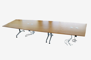 Sidebillede af Holmris konferencebord i træ 500x125 cm med krom ben og kabelgennemføring