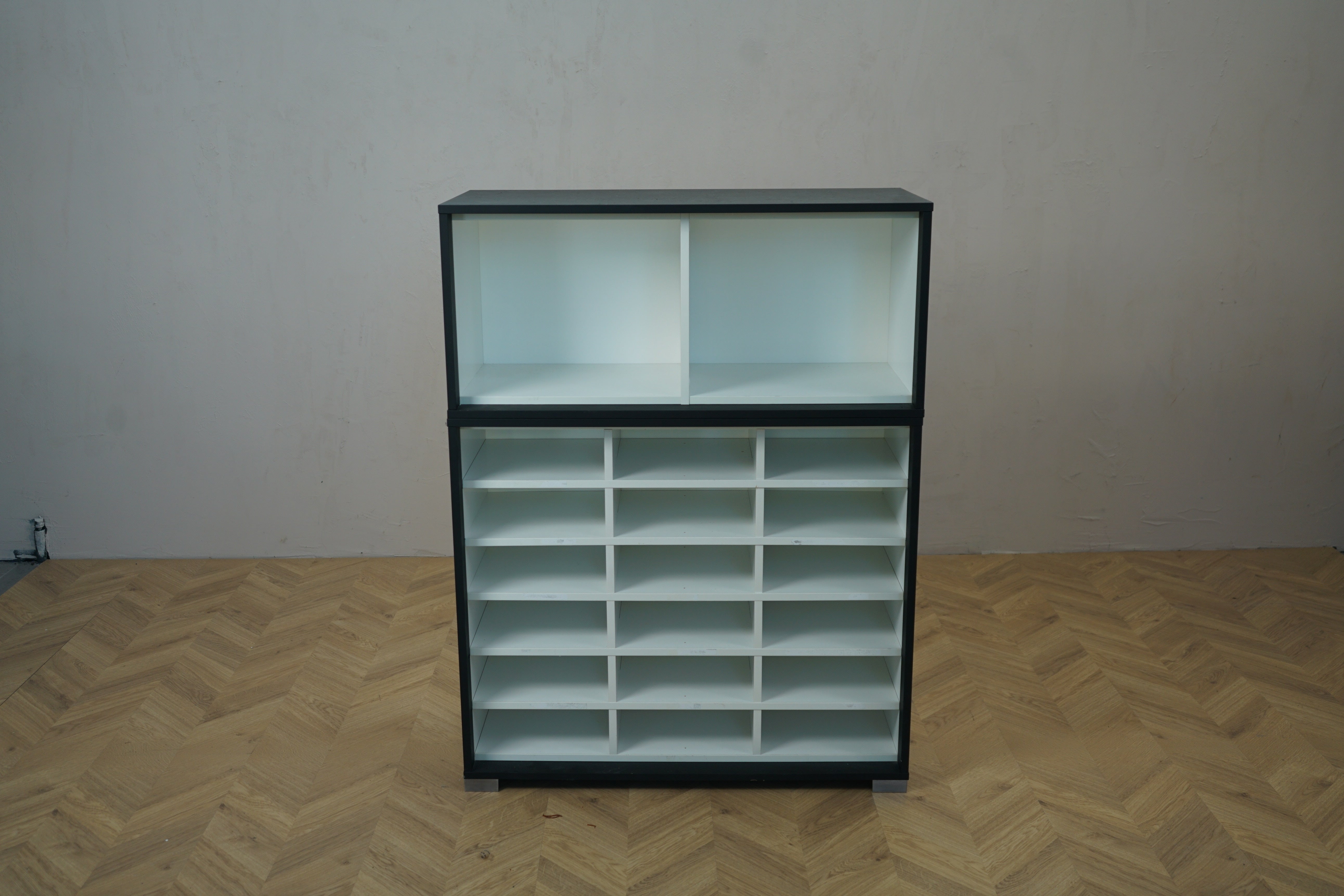 Holmris kontorreol / kontorskab / dueslag 90x40x119 cm i hvid med sort kant set forfra med mange rum til post og dokumenter