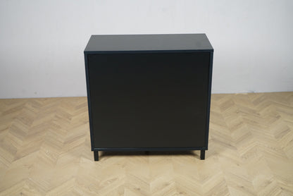 Holmris kontorskab i sort – bagsidevisning af reol med skydedøre, 80x40x82 cm