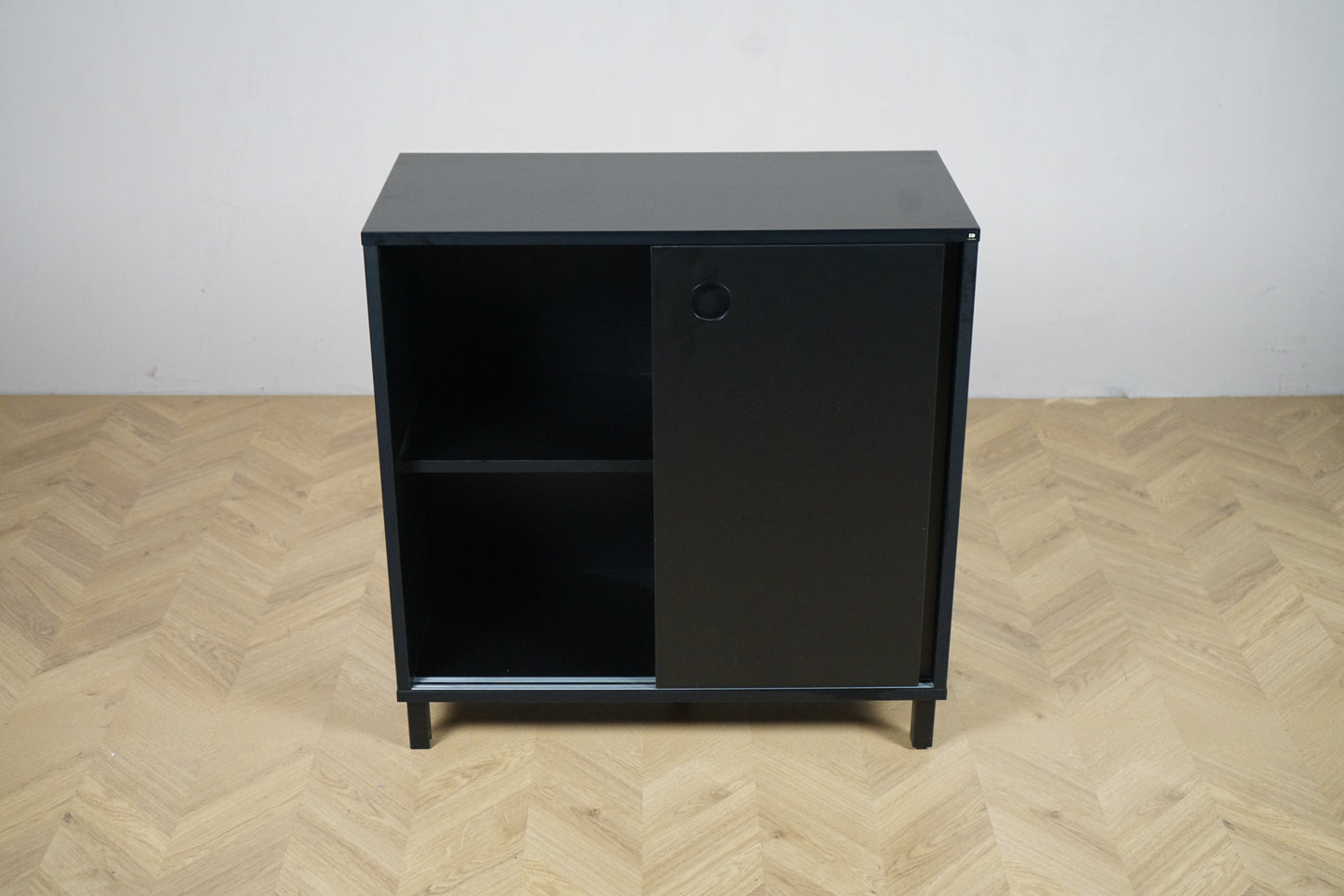 Holmris kontorskab i sort – venstre skydedør åben med hylder, mål 80x40x82 cm