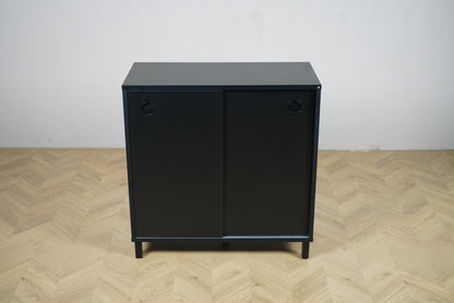 Holmris kontorskab reol i sort med skydedøre – frontvisning, mål 80x40x82 cm