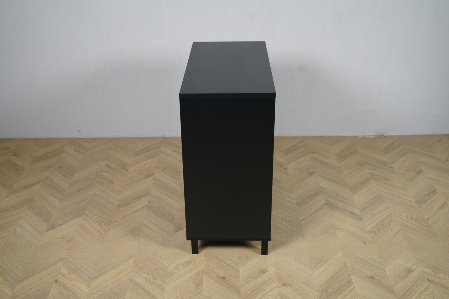 Holmris kontorskab i sort set fra siden – minimalistisk reol 80x40x82 cm