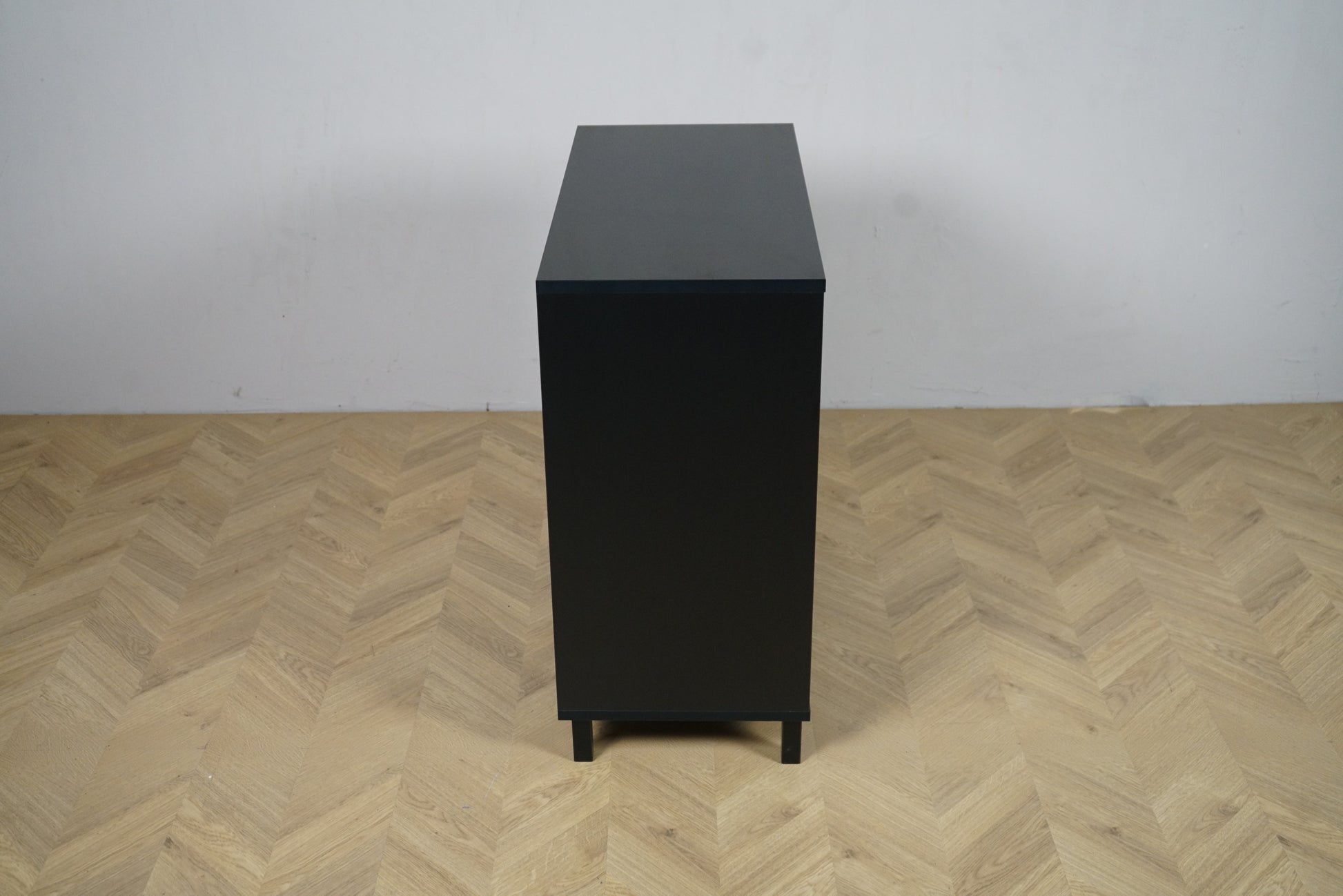 Holmris kontorskab i sort set fra siden – minimalistisk reol 80x40x82 cm