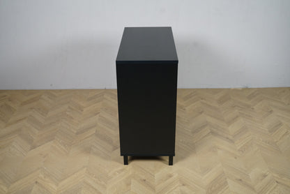 Holmris kontorskab i sort set fra siden – minimalistisk reol 80x40x82 cm