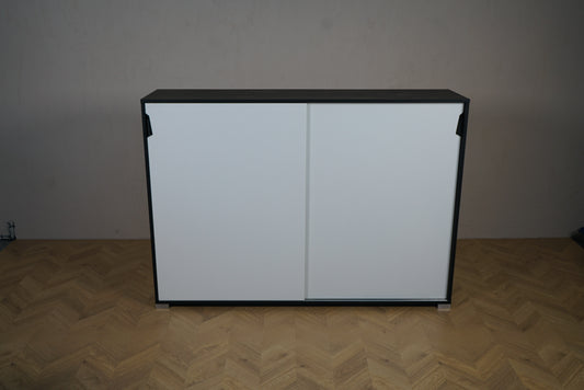 Holmris skydeskab 160x40x114 cm i hvid med sort kant set forfra med lukkede låger