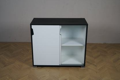 Holmris skydeskab 90x40x79 cm set forfra med højre låge åben og hylder synlige