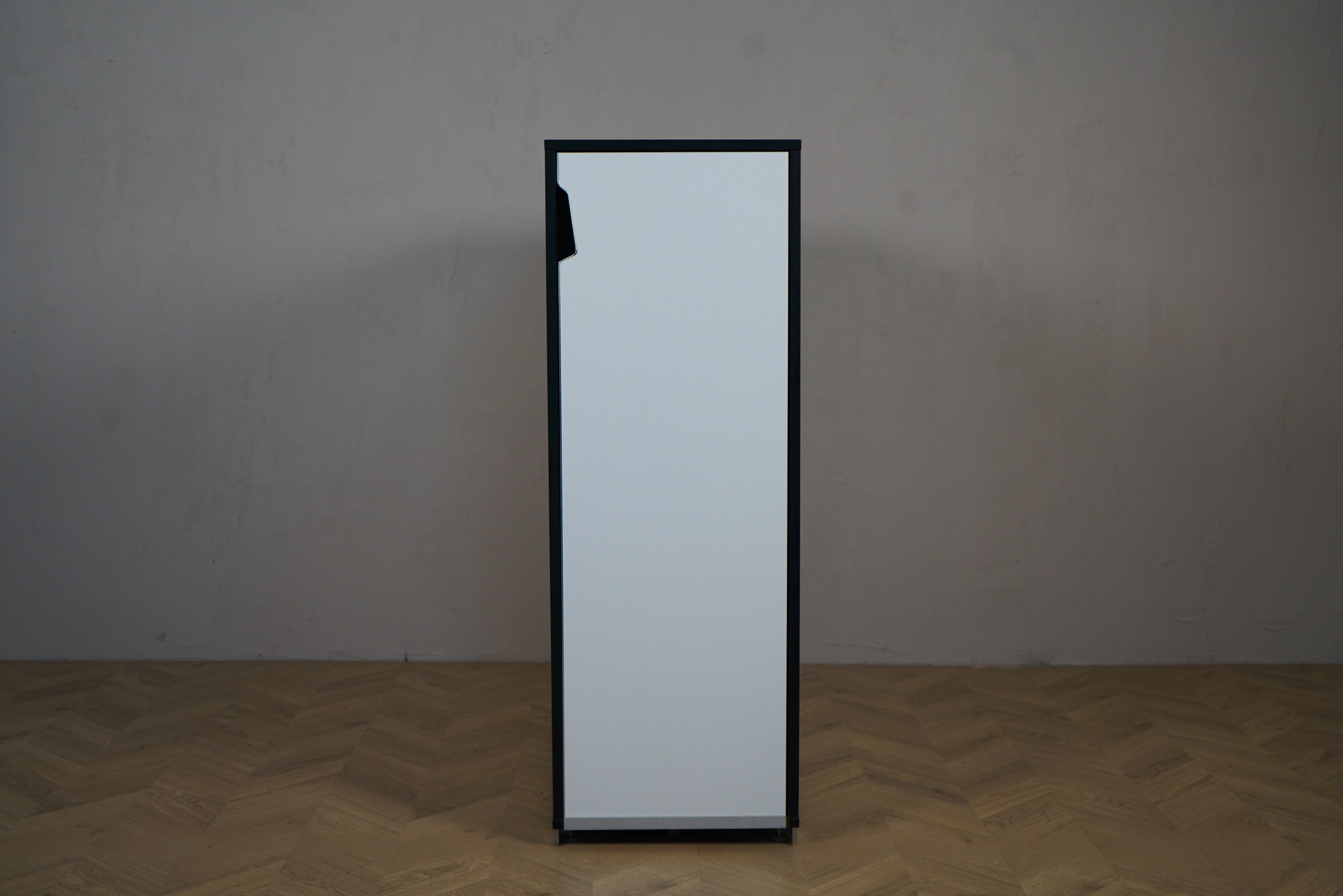 Holmris TOWER kontorskab 90x40x115 cm i hvid med sort kant set fra siden