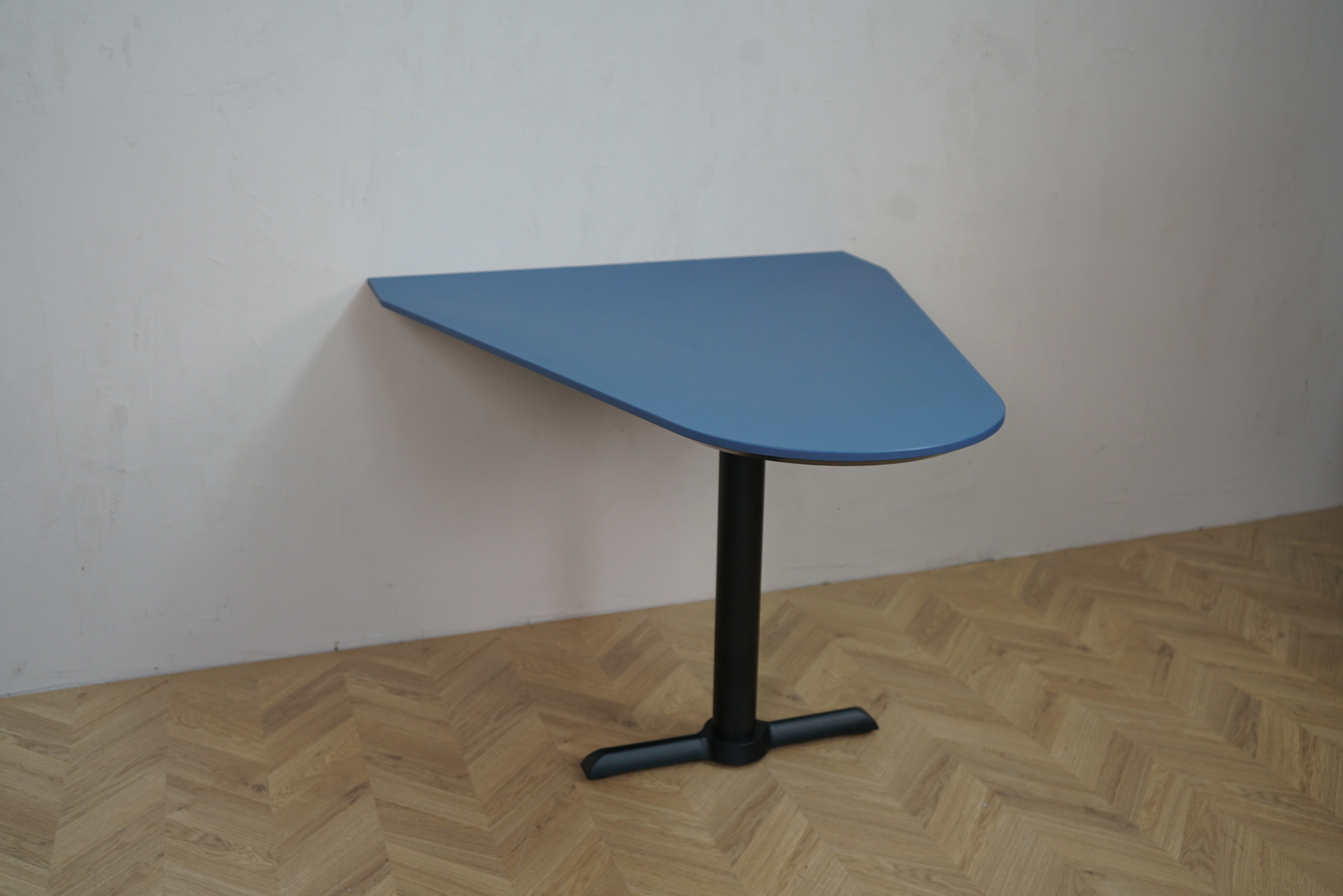 Holmris vægmonteret bord 120x100 i blå – frontvisning