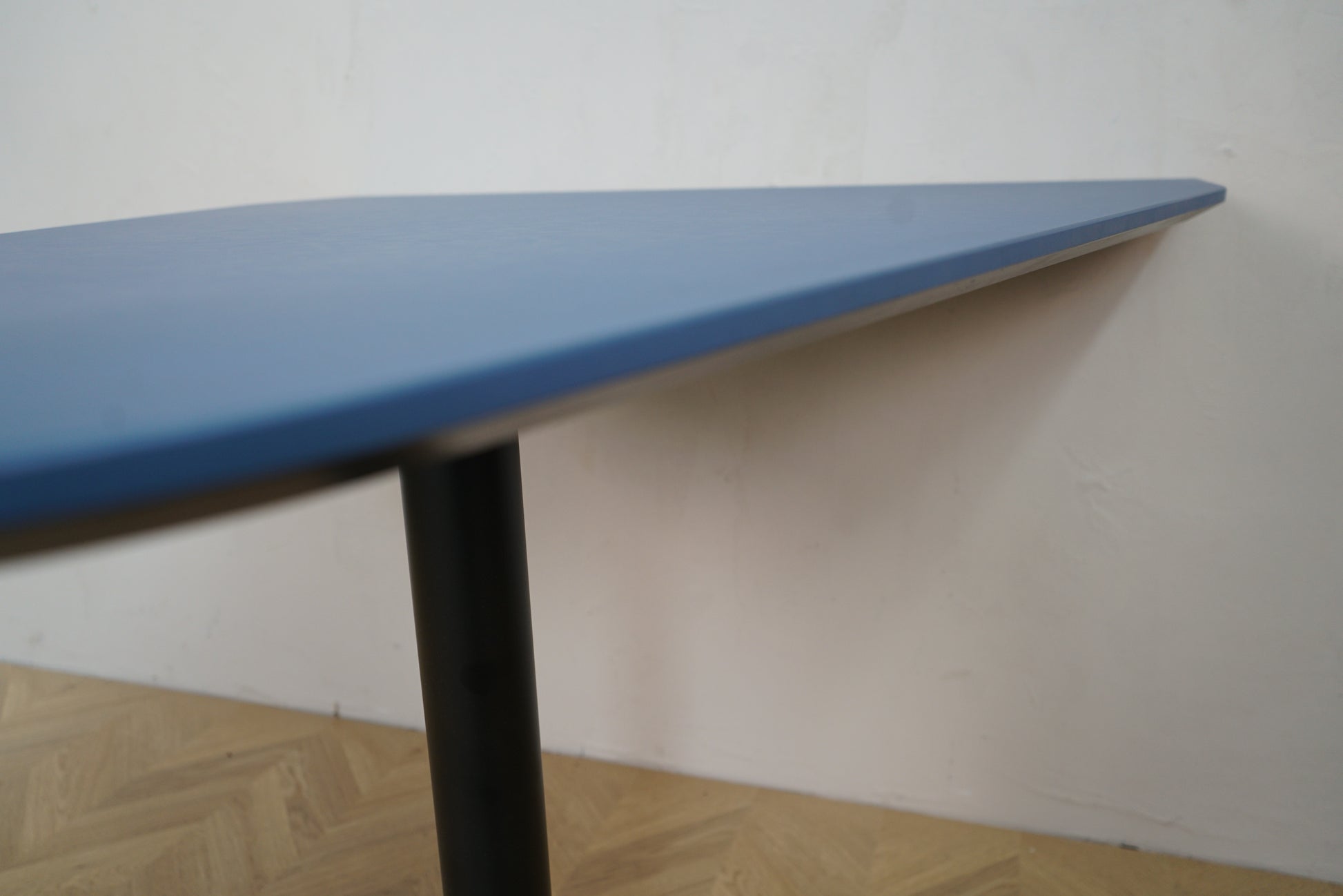 Detalje af blå bordplade og kant – Holmris vægmonteret bord 120x100
