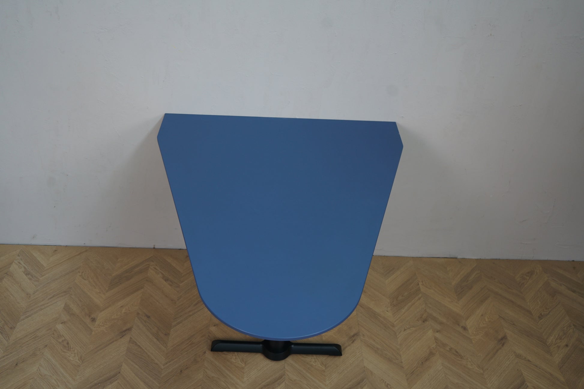 Holmris vægmonteret bord 120x100 i blå – set ovenfra