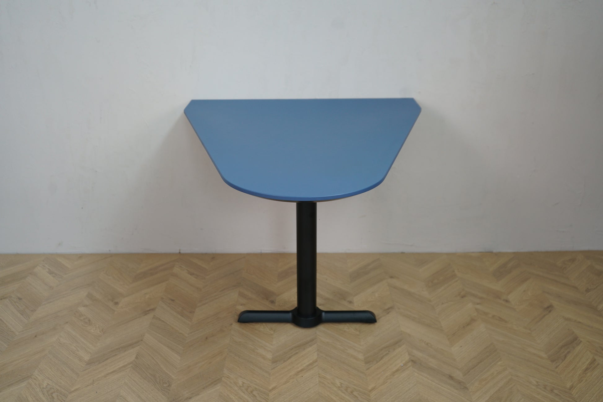 Holmris vægmonteret bord 120x100 – set fra siden med sort søjlefod