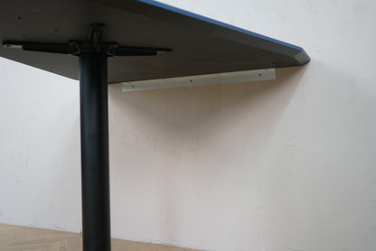 Underside af Holmris vægmonteret bord 120x100 – med vægbeslag og søjlefod