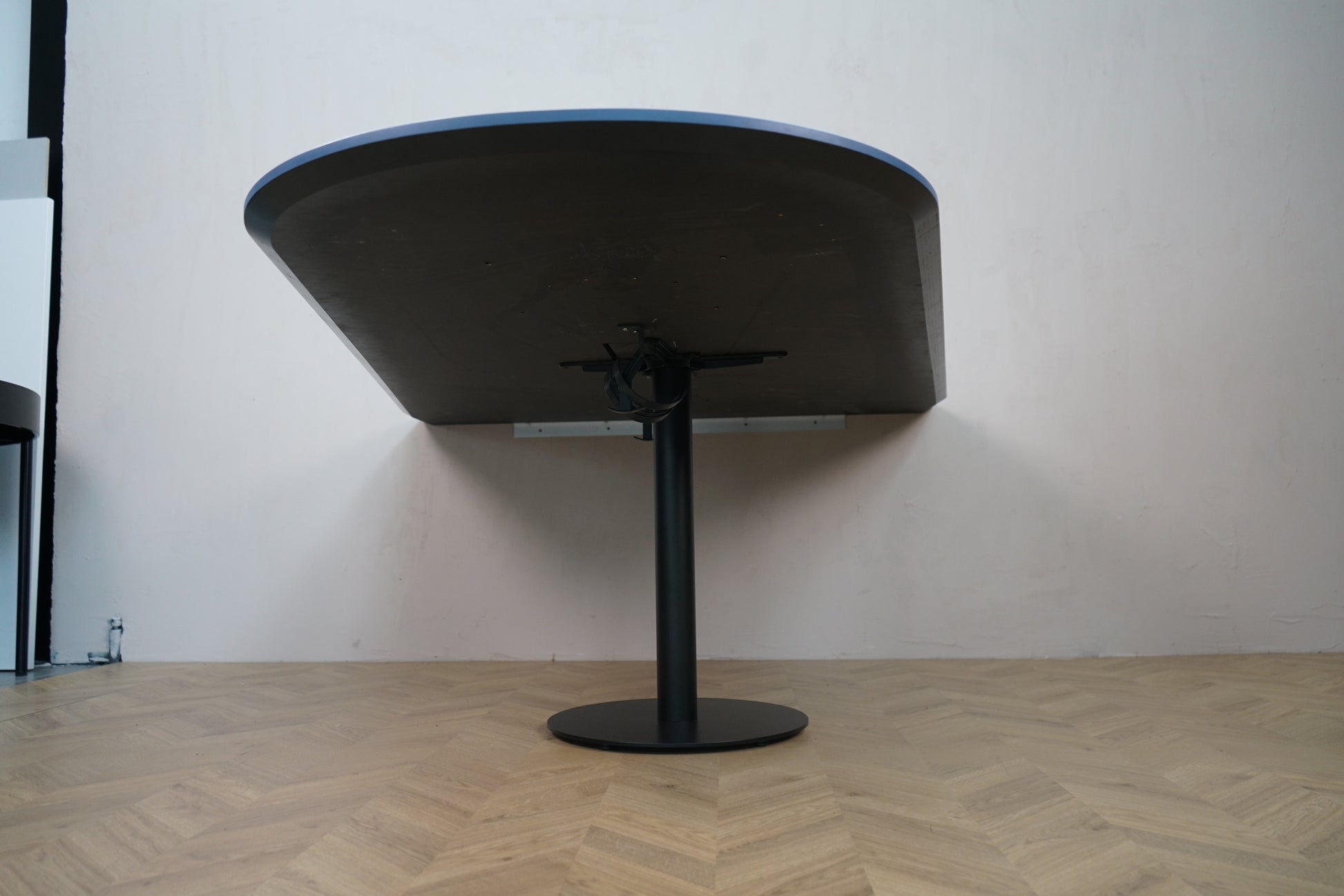 Holmris vægmonteret bord 200x155 – underside med sort søjlefod og vægbeslag