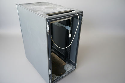 HP G2 serverskab set bagfra med sort bagside og hjul