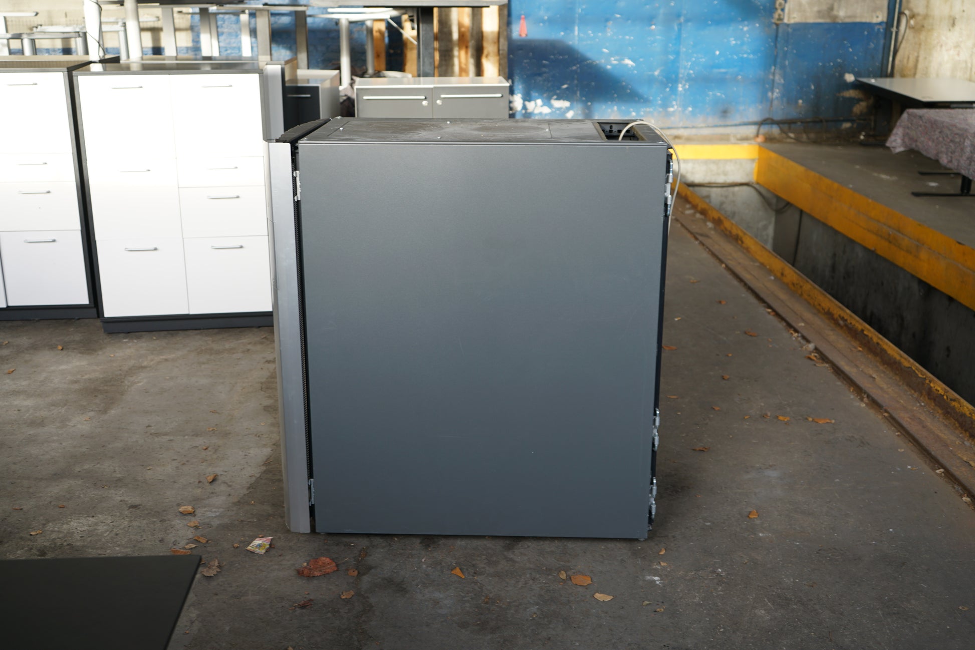 HP G2 serverskab set fra siden med hjul og sort kabinet