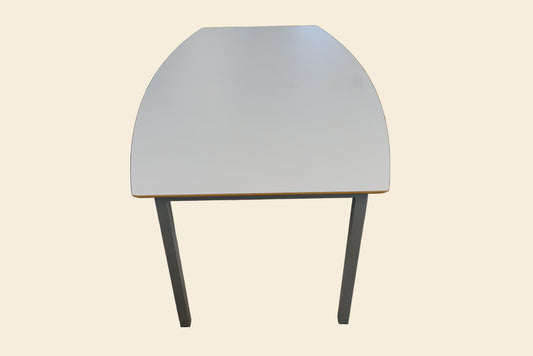 Hvidt tøndeformet spisebord og mødebord 200x80 cm set forfra – moderne og minimalistisk design til kontor, spisestue og mødelokale.