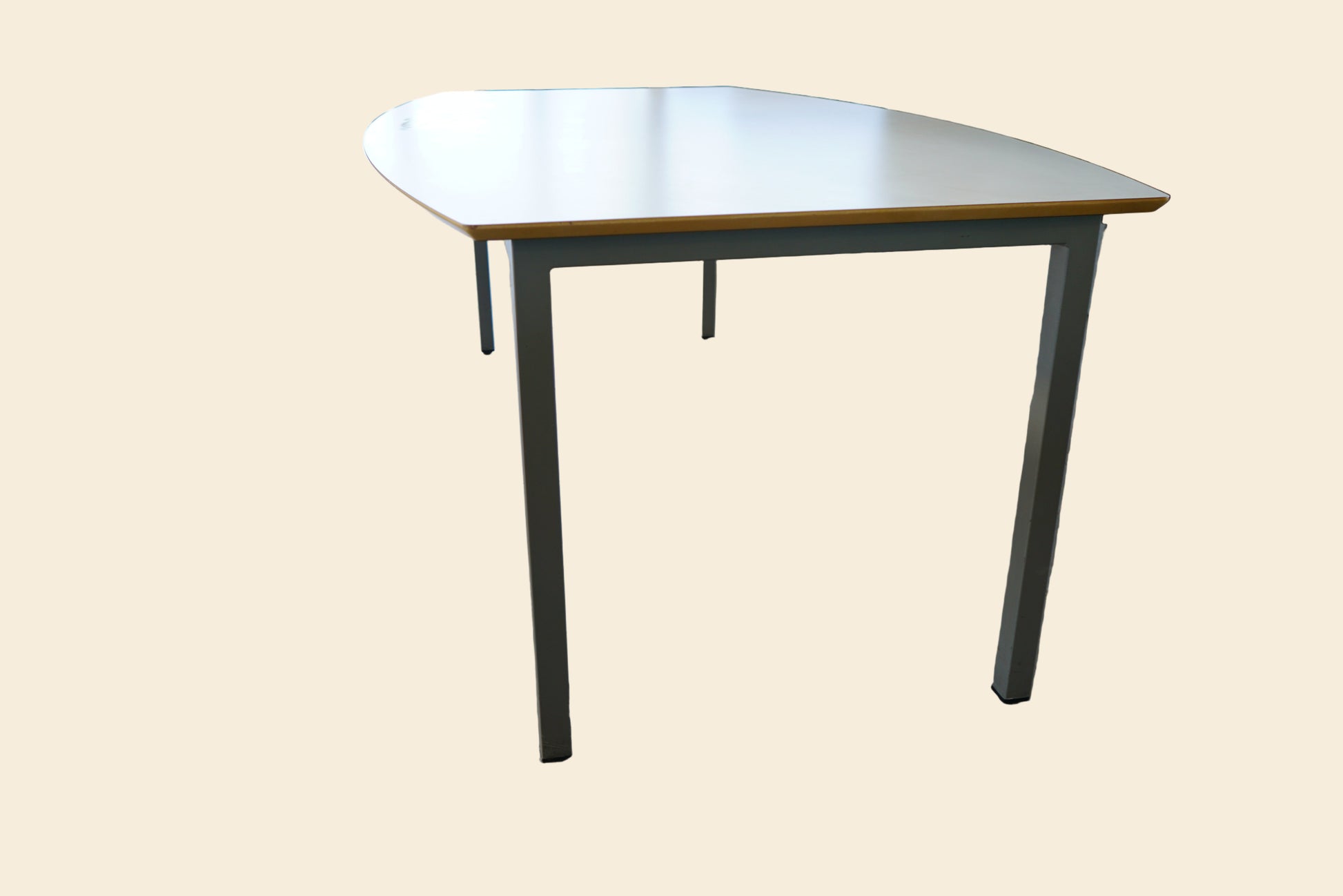 Detaljeret visning af tøndeformet bord 200x80 cm set nedefra – solid konstruktion og tidløst skandinavisk design.