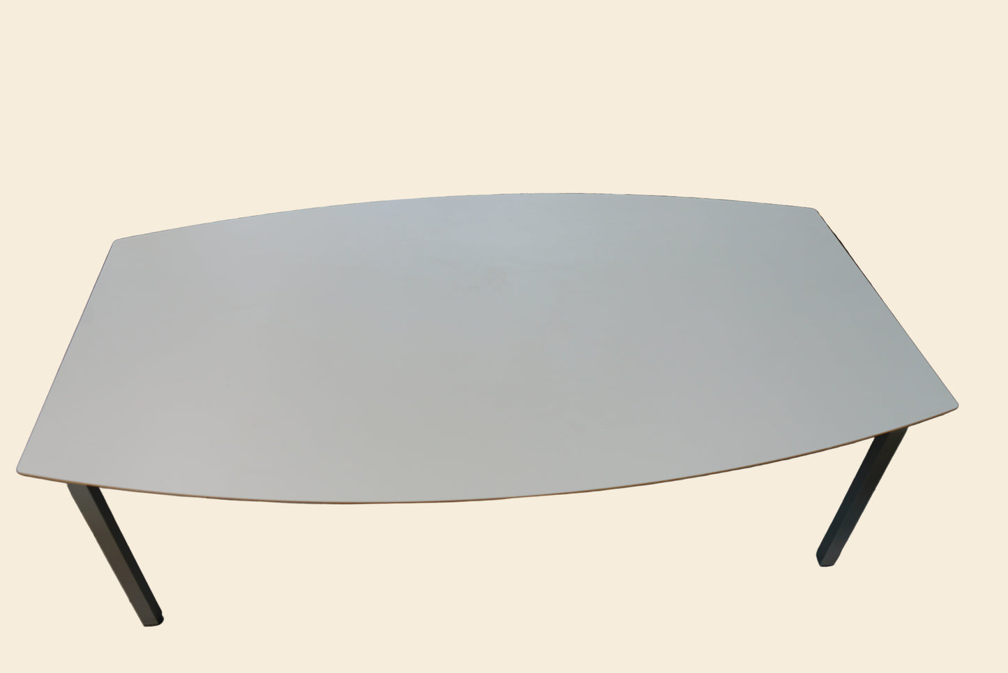 Moderne hvidt tøndeformet bord 200x80 cm set fra siden – ideelt som mødebord, spisebord eller kantinebord.