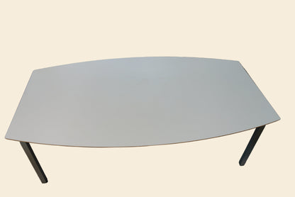 Moderne hvidt tøndeformet bord 200x80 cm set fra siden – ideelt som mødebord, spisebord eller kantinebord.