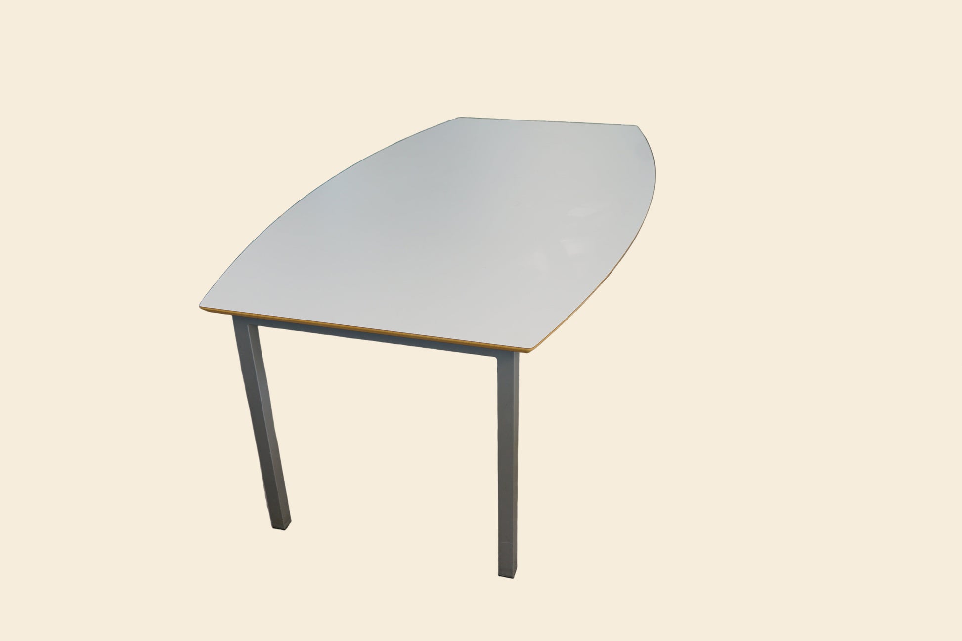 Elegant tøndeformet bord i hvid med stilrene linjer – 200x80 cm spisebord og mødebord set fra skrå vinkel.