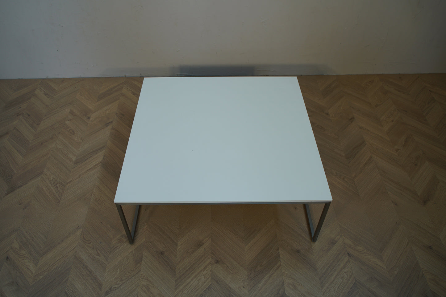 Hvidt loungebord med hvid laminatbordplade set ovenfra til lounge og kontor