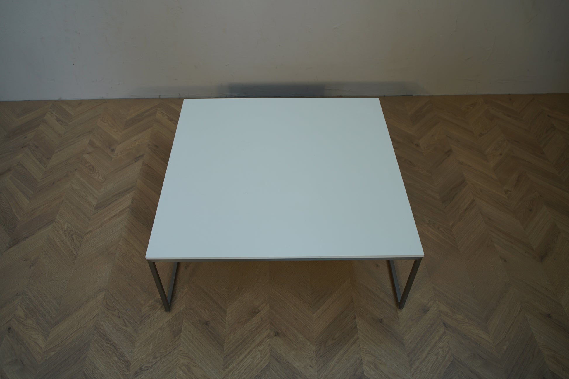 Hvidt loungebord med hvid laminatbordplade set ovenfra til lounge og kontor