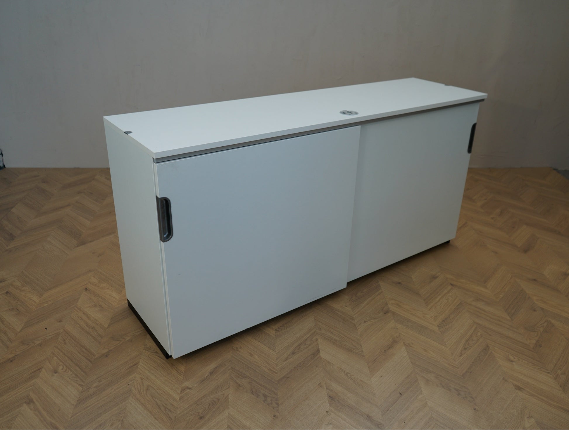 Hvidt kontorskab med skydedøre 160x45x80 cm set skråt