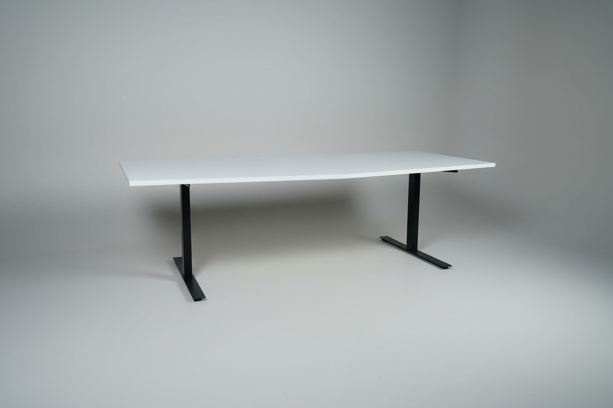 Hvidt tøndeformet mødebord 240x120 cm med sort stel og laminatbordplade – frontvisning
