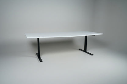 Hvidt tøndeformet mødebord 240x120 cm med sort stel og laminatbordplade – frontvisning