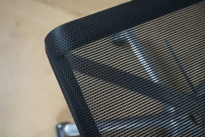 Detalje af sort mesh og poleret stel på ICF kontorstol.