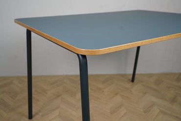 Icons of Denmark bord i grå 140x100 cm set fra hjørnet – robust og alsidigt spise- og mødebord med trækant.
