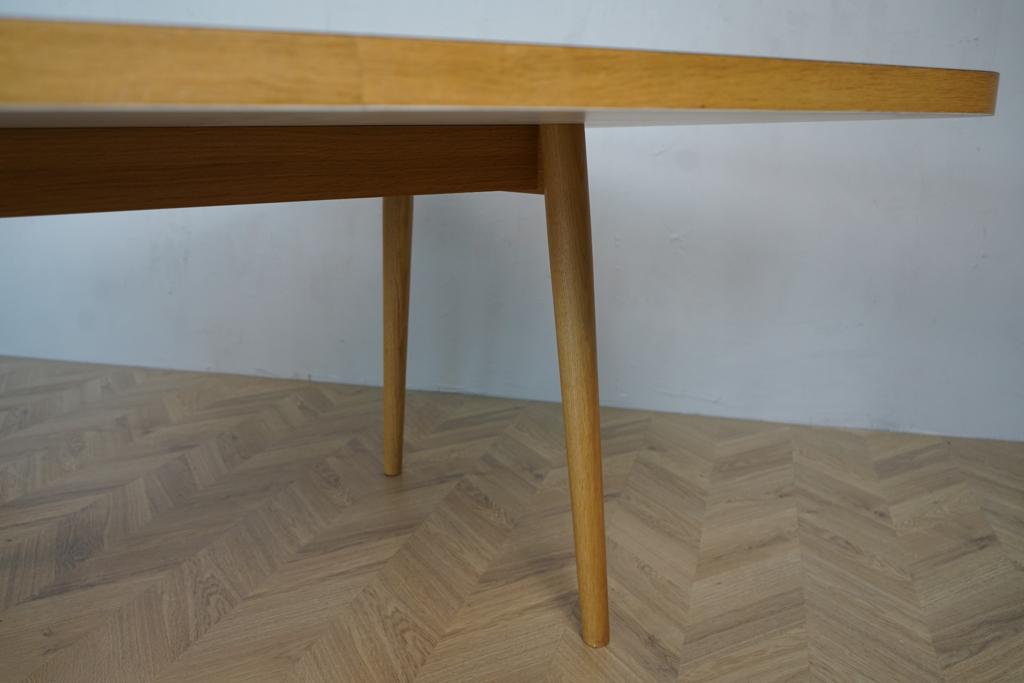 Nærbillede af sort linoleumsbordplade med rundet egetræskant på Icons of Denmark Forum-bord